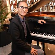 Profesor de música, imparte clases a niños, adolescentes y jóvenes de todas las edades